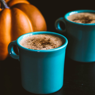 If you love pumpkin, and latte, and spice, and everything nice (except sugar), try this sugar free pumpkin spice latte recipe! It is super easy and only takes 5 minutes to make! #vegan #healthy #pumpkin #fallrecipes #glutenfree
