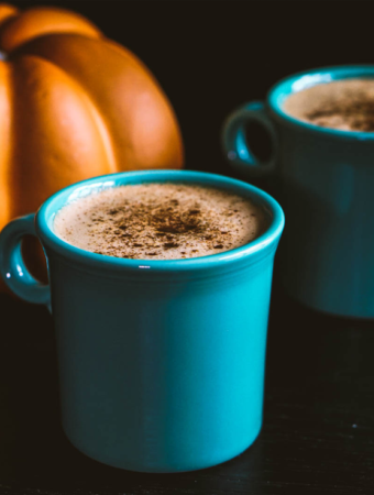 If you love pumpkin, and latte, and spice, and everything nice (except sugar), try this sugar free pumpkin spice latte recipe! It is super easy and only takes 5 minutes to make! #vegan #healthy #pumpkin #fallrecipes #glutenfree